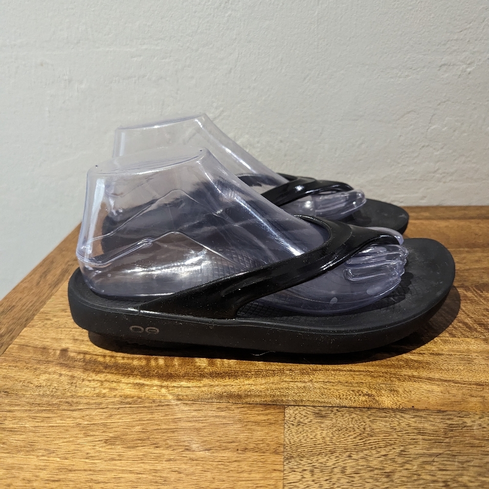 Oofos black flip flops  black‎ women's size 7 W